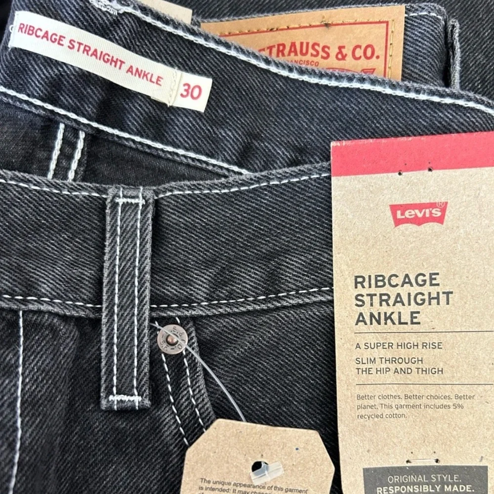 NWT Levi's Women's Ribcage Straight Ankle Jeans Distressed Black Size 30 x 27 - Picture 5 of 9